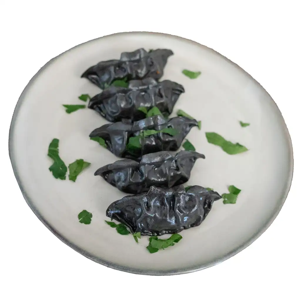 Schweizer Gyoza mit Rindsfüllung auf Teller